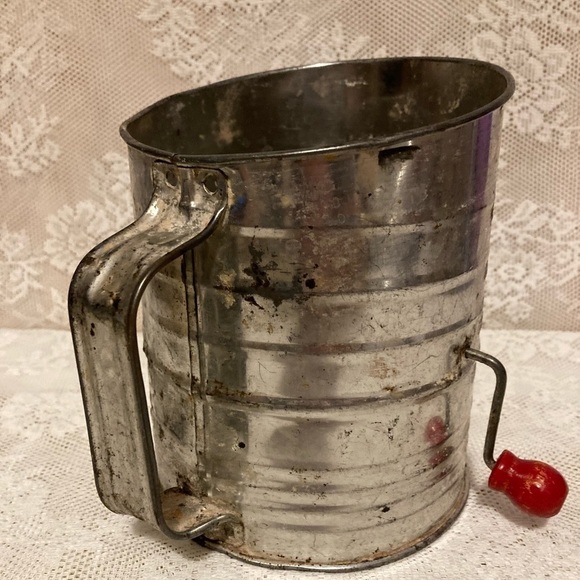 Vintage Metal Bromwell's 5 Cups Measuring Sifter Red wood Crank handle - Picture 5 of 13